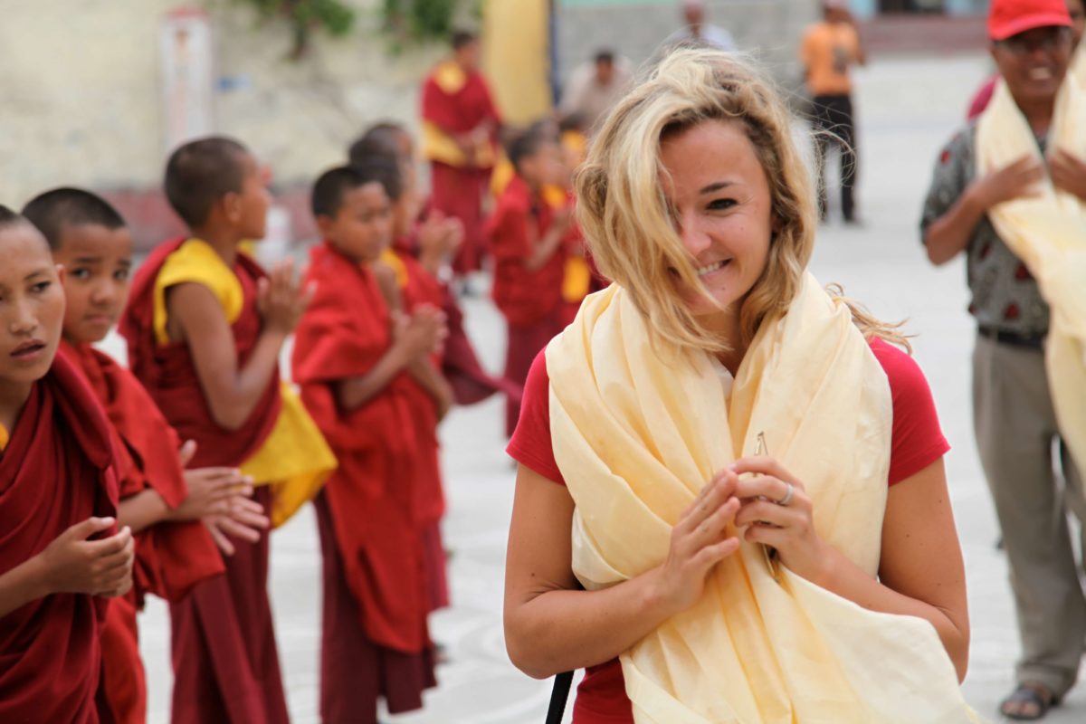 Karmalaya und Kaliis Gründerin Tina Eckert im Kloster in Nepal